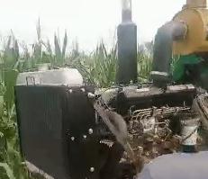 鏟車上料脫粒機，配備高位卸糧筒，360度旋轉